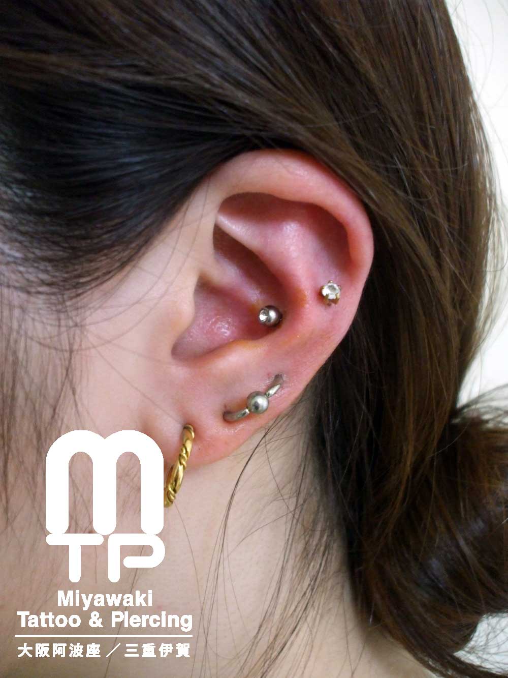 左耳の耳たぶにオービタル、軟骨ピアスは、インナーコンク、ヘリックスのピアス