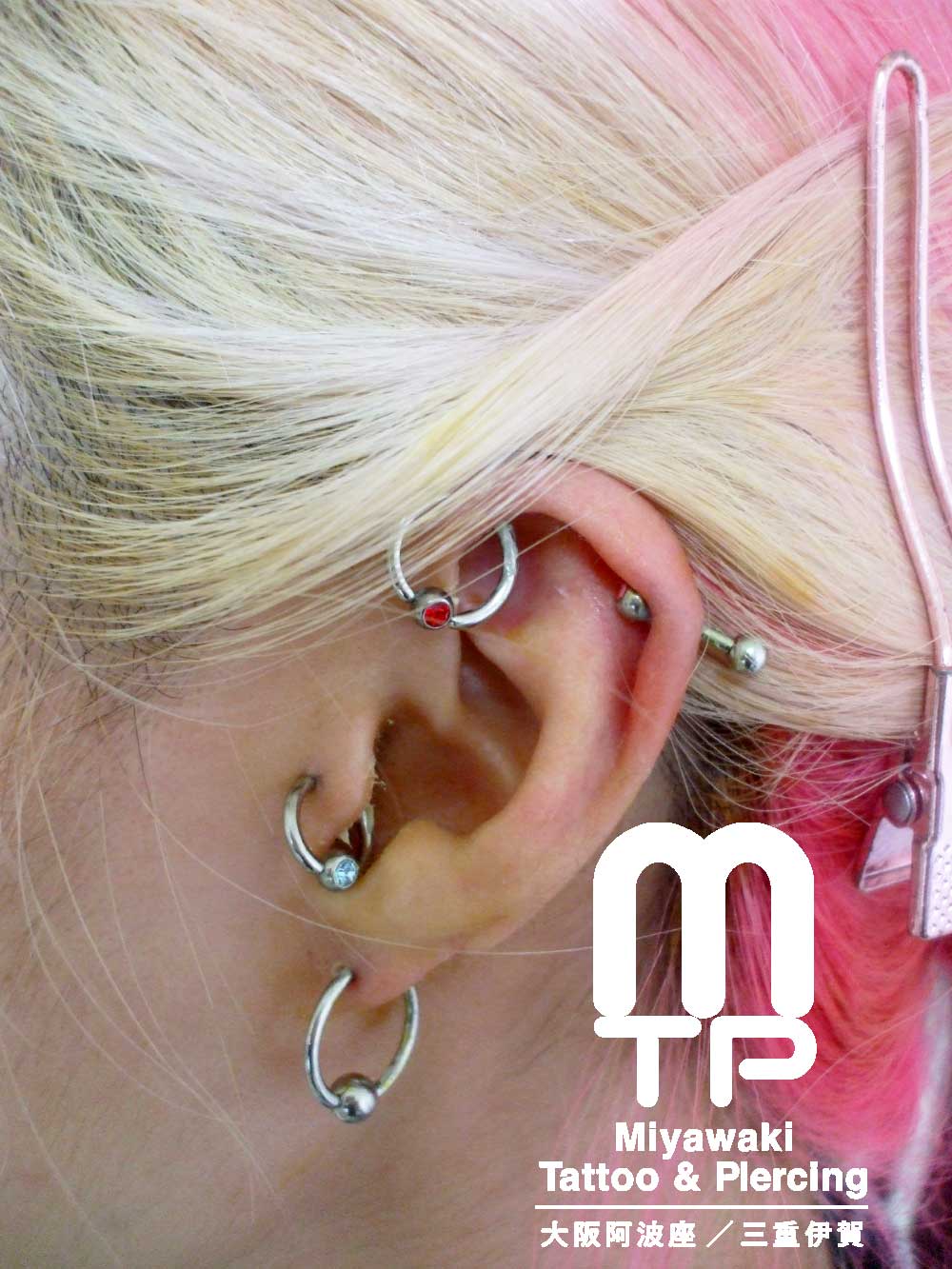 左耳に耳たぶ、軟骨ピアスは、トラガス、ヘリックスアンテナ、フォワードヘリックスのピアス