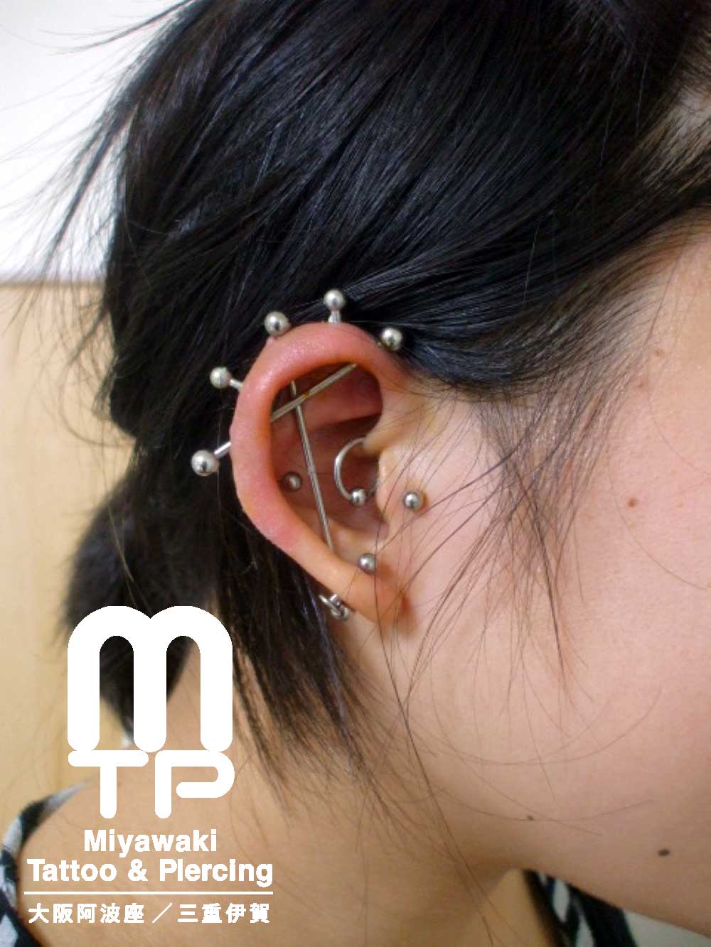 右耳に耳たぶ、軟骨にトラガス、インダストリアル、縦のインダストリアル、インダストリアルクロス、ダイス、コンクヘリックスアンテナのピアス