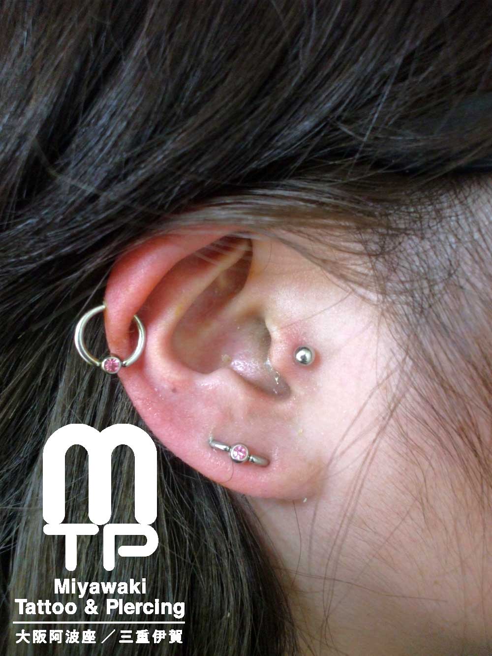 右耳にオービタル、トラガス、ヘリックスアンテナ(リング)のピアス