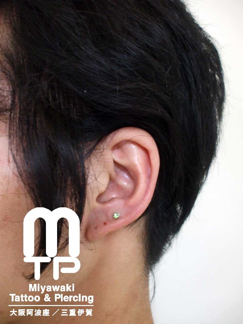 左耳たぶのピアス