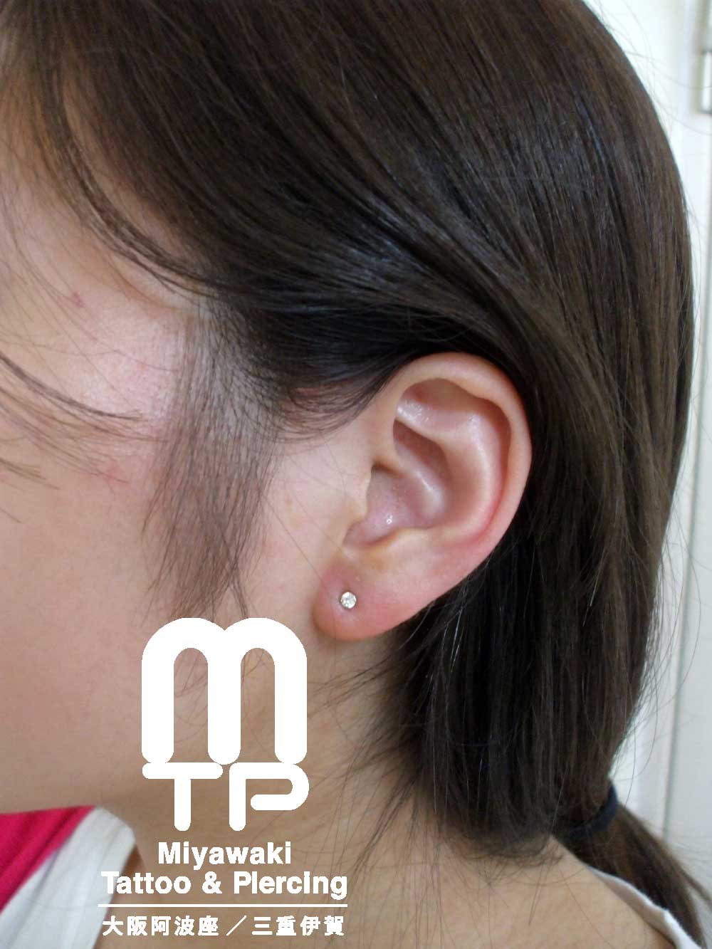 左耳たぶのピアス