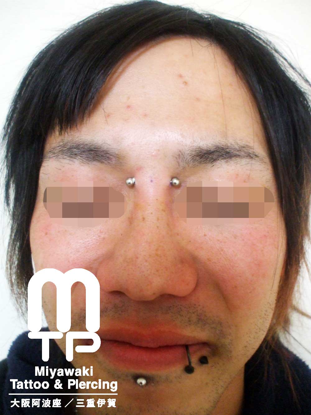 部位及び名称　鼻柱にブリッジ、左リップピアス、ラブレットピアス