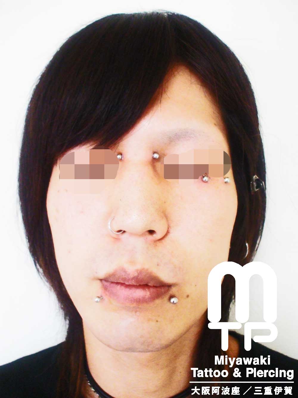 部位及び名称　鼻柱にブリッジ、左目下アンチアイブロー、右小鼻ノストリル、左右リップピアス