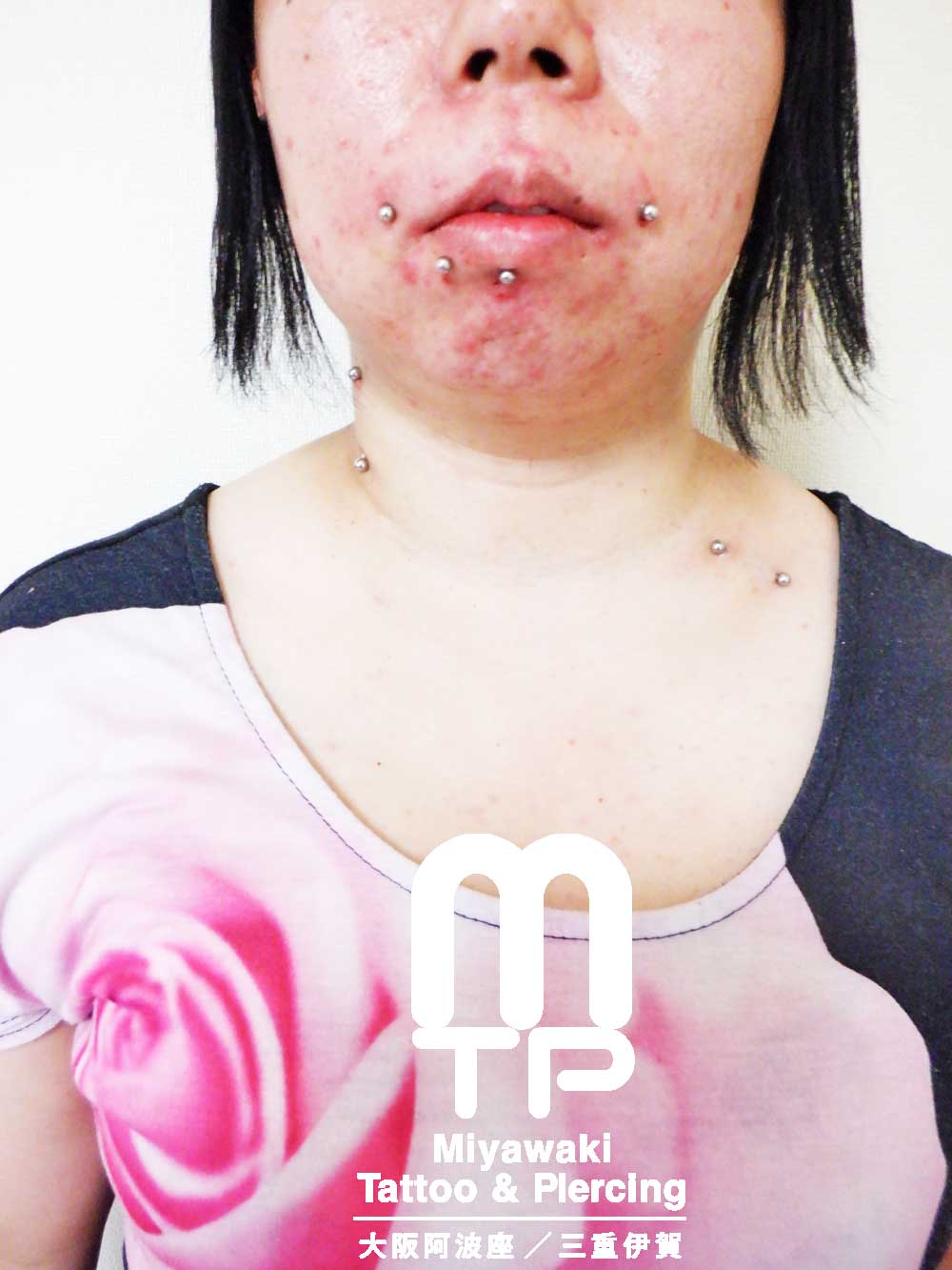 部位及び名称　左右の頬にチークピアス、右リップピアス、ラブレットピアス、首右側のヴァーティカルネックピアス、左胸上にチェストピアス