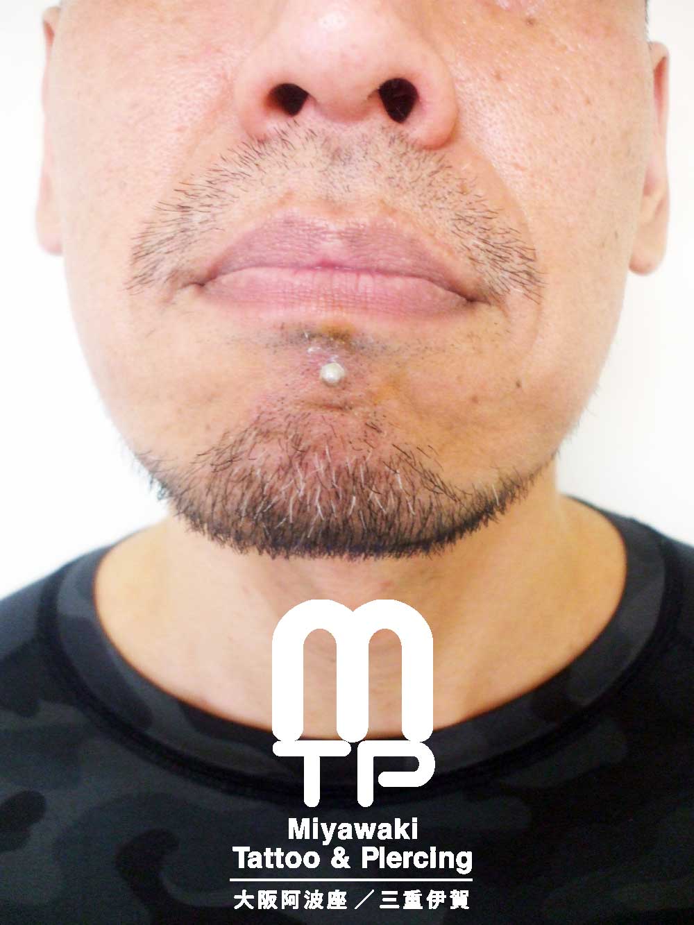 ピアスの部位及び名称　ラブレット　目立たないように透明のキャッチを使用