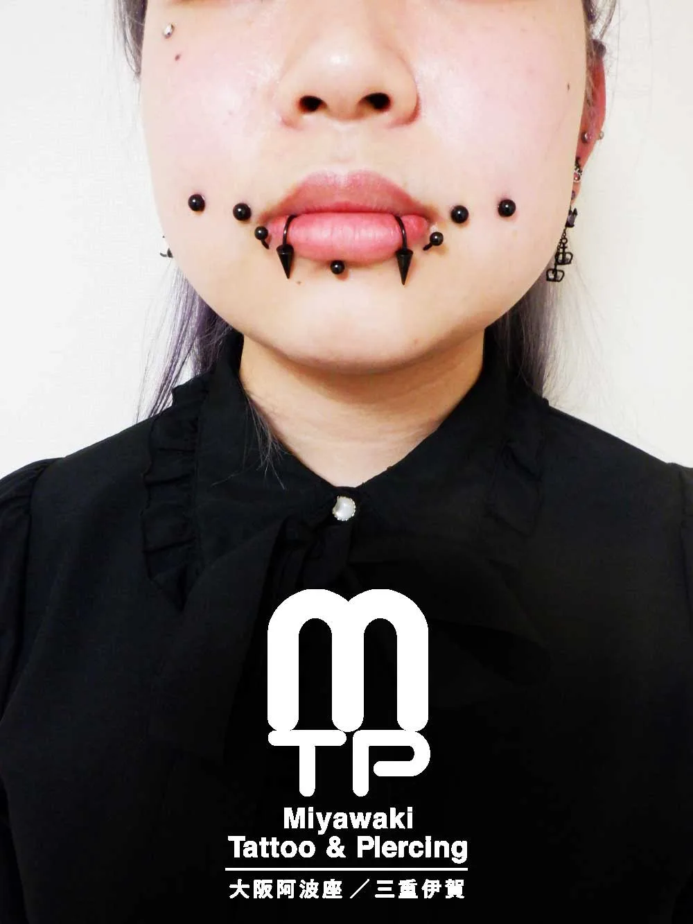 部位及び名称　ラブレットピアス、左右にリップピアス、左右の頬に２づつ合計４個のチークピアス、右目下にアンチアイブロー