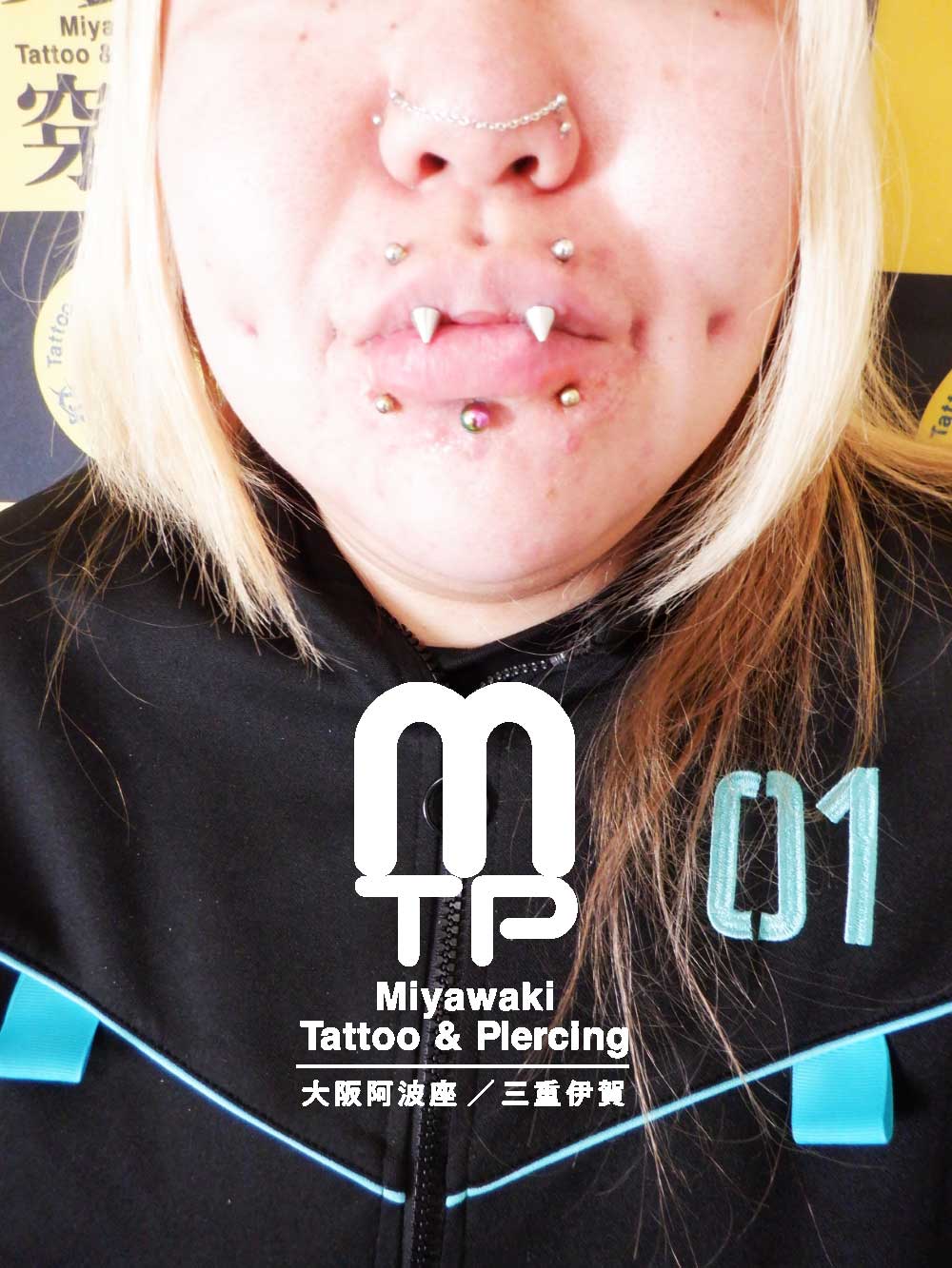 部位及び名称　左右のリップピアス、ラブレットピアス、上唇にエンジェルファング