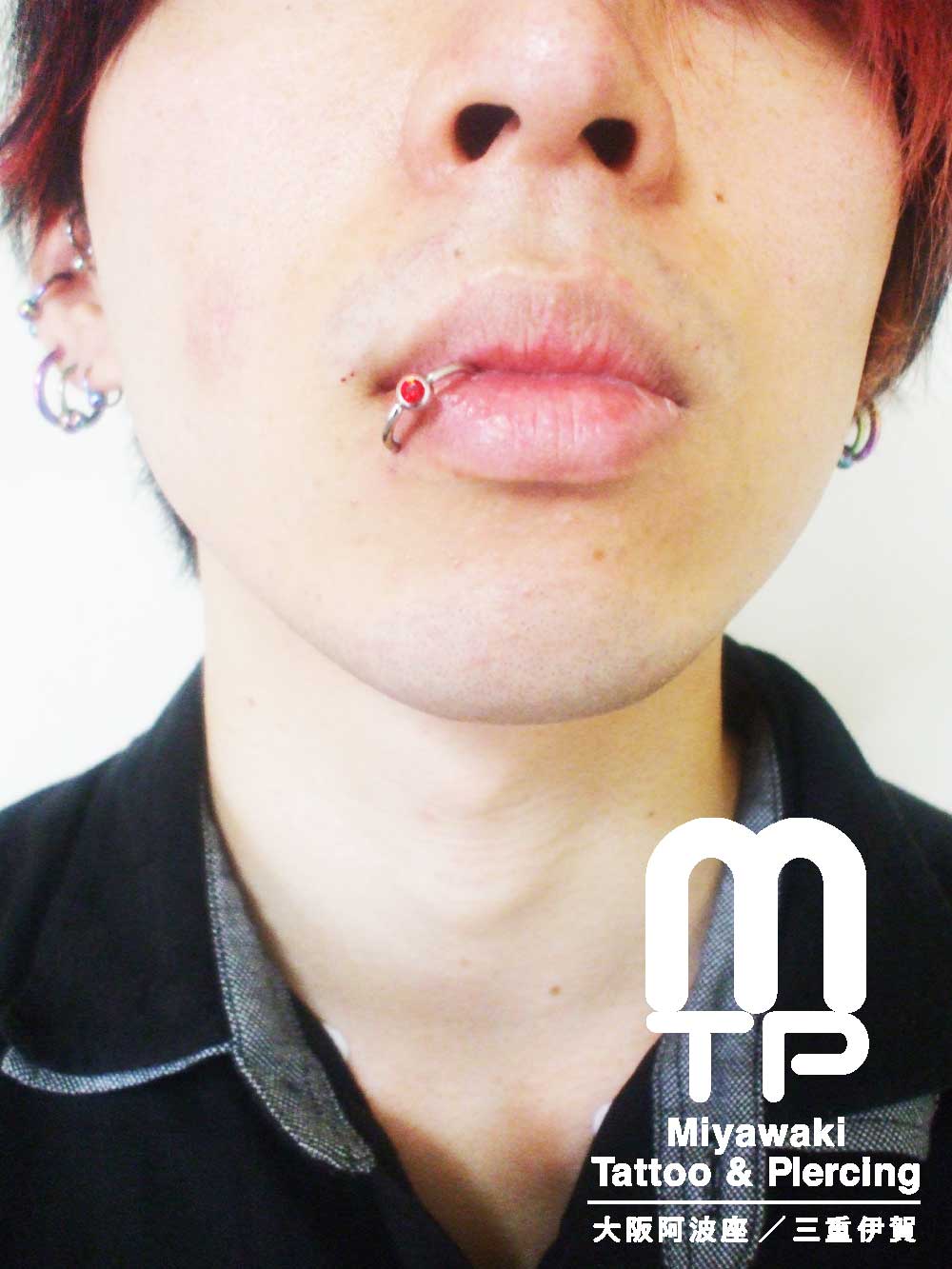 部位及び名称　キャッチが赤色のリングピアスでの右リップピアス