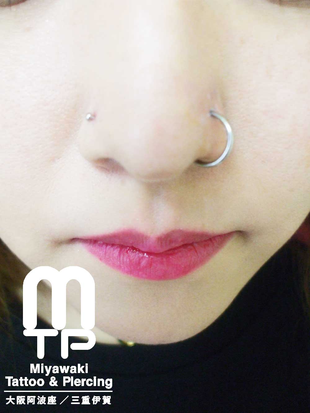 部位及び名称　左右の小鼻にノストリル（左側はリングジュエリー）