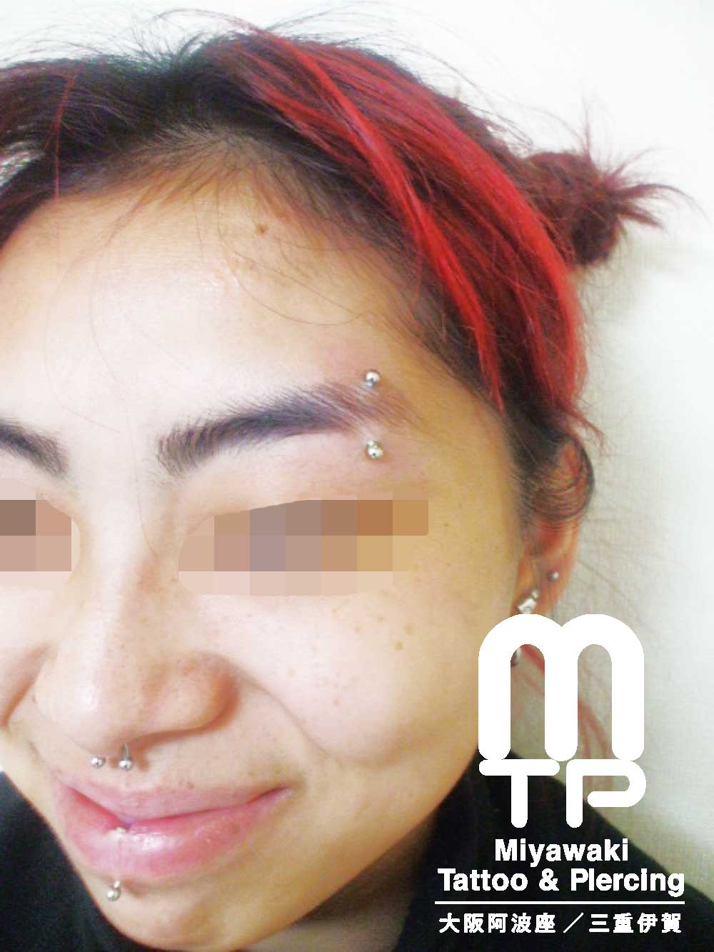 部位及び名称　左眉毛にアイブロー、セプタム、ラブレットピアス