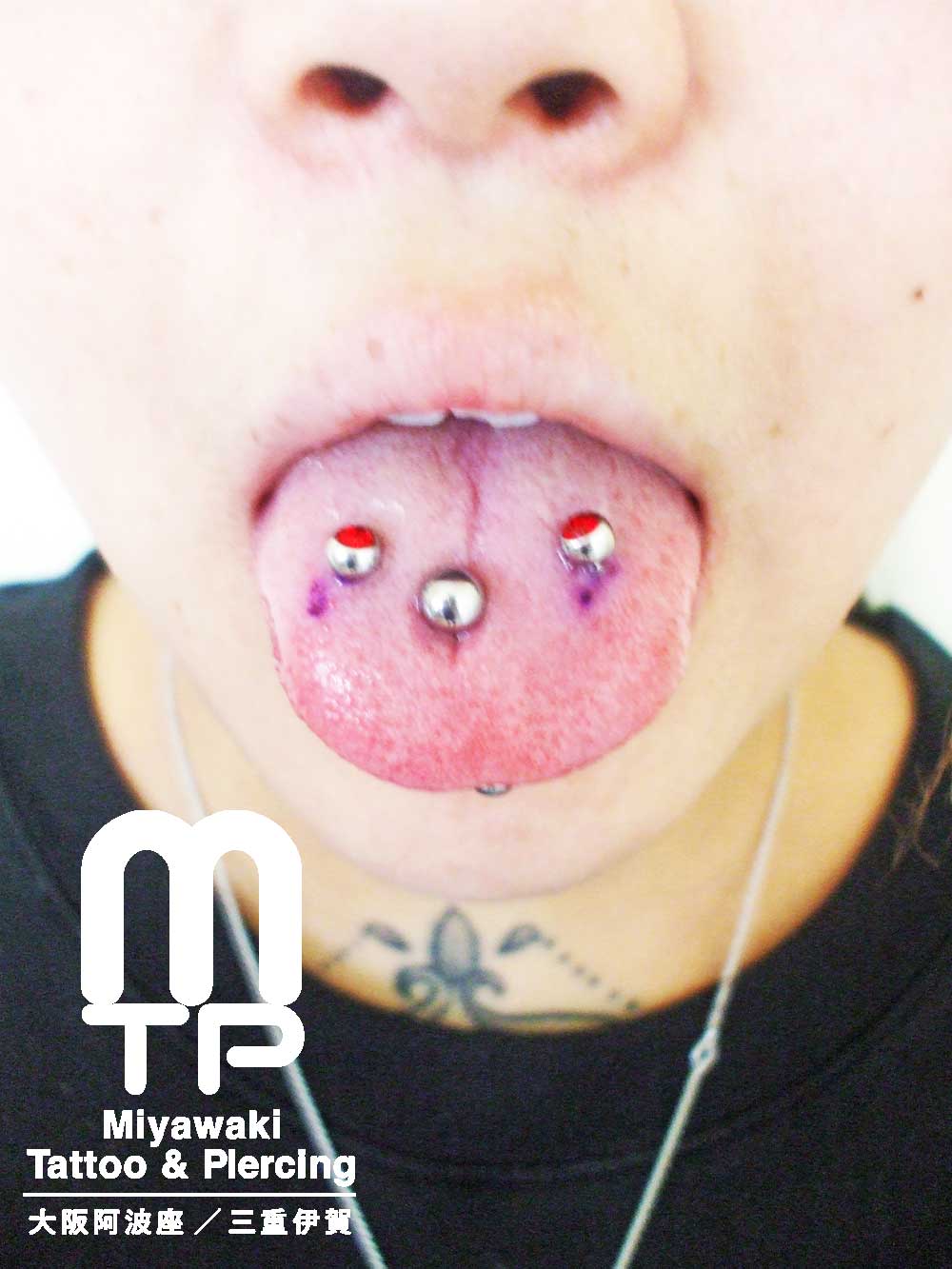 ピアスの部位及び名称：センタータンと左右にタンリムピアッシング