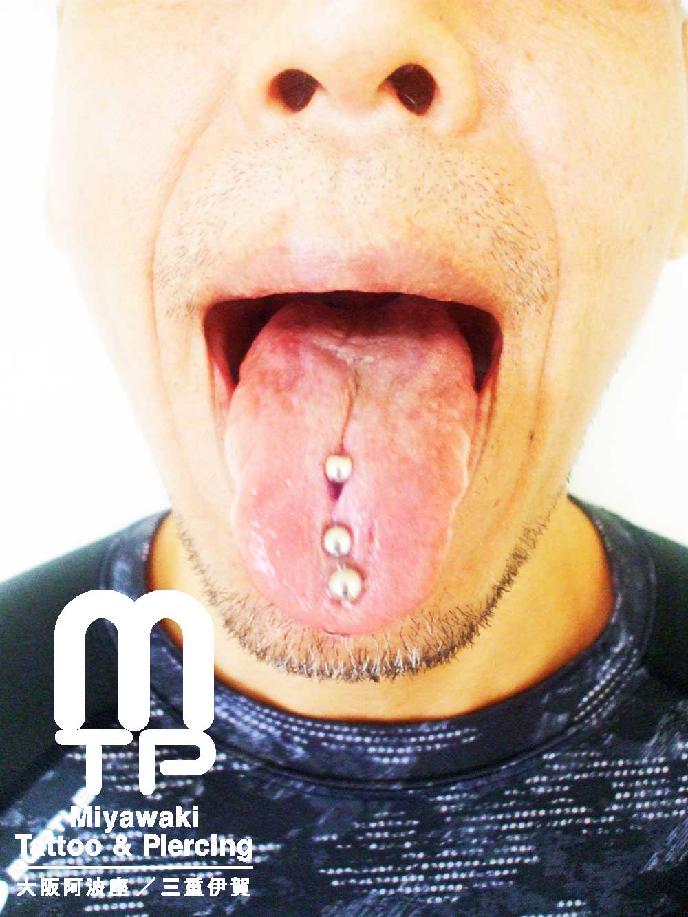 ピアスの部位及び名称：センタータン３連