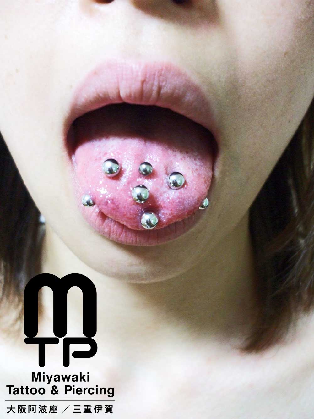 ピアスの部位及び名称：舌に複数のセンタータン、タンリム、ホリゾンタルタンのマルチプルタンピアッシング