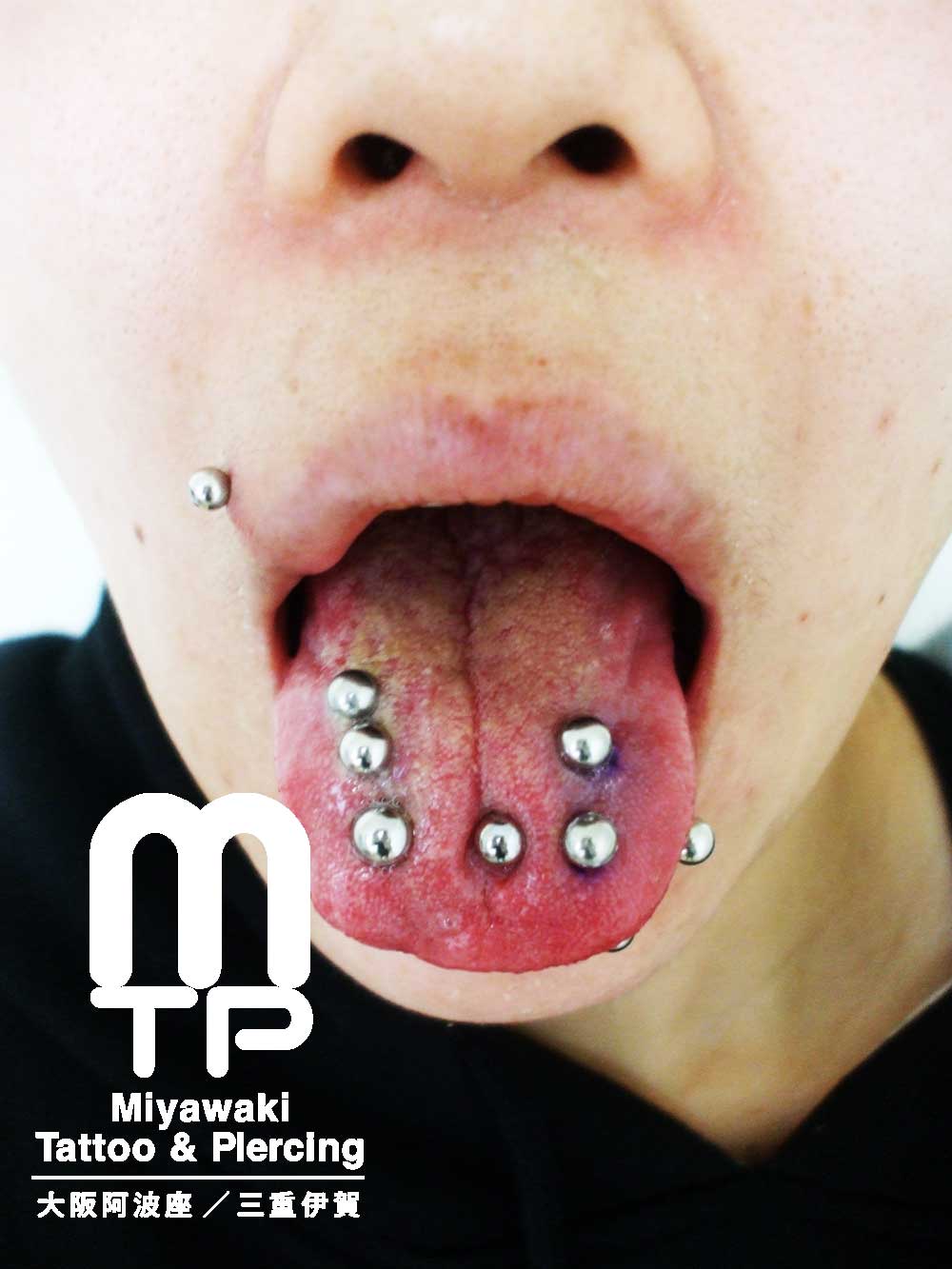 ピアスの部位及び名称：舌に複数のセンタータン、タンリムのマルチプルタンピアッシング