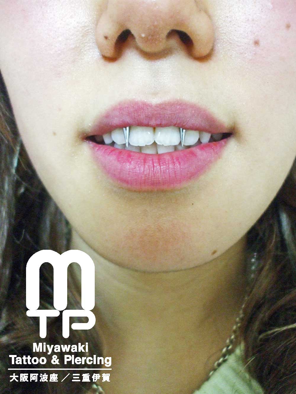 スクランパーの完成後にジュエリーを交換してヴァンパイアの牙の様に見せる