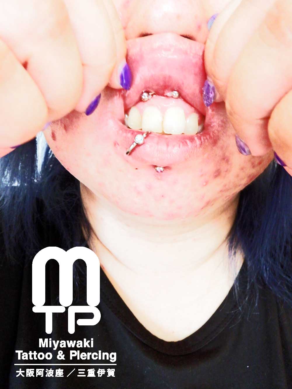 ピアスの部位及び名称：カーブドバーベルを使用したスクランパー