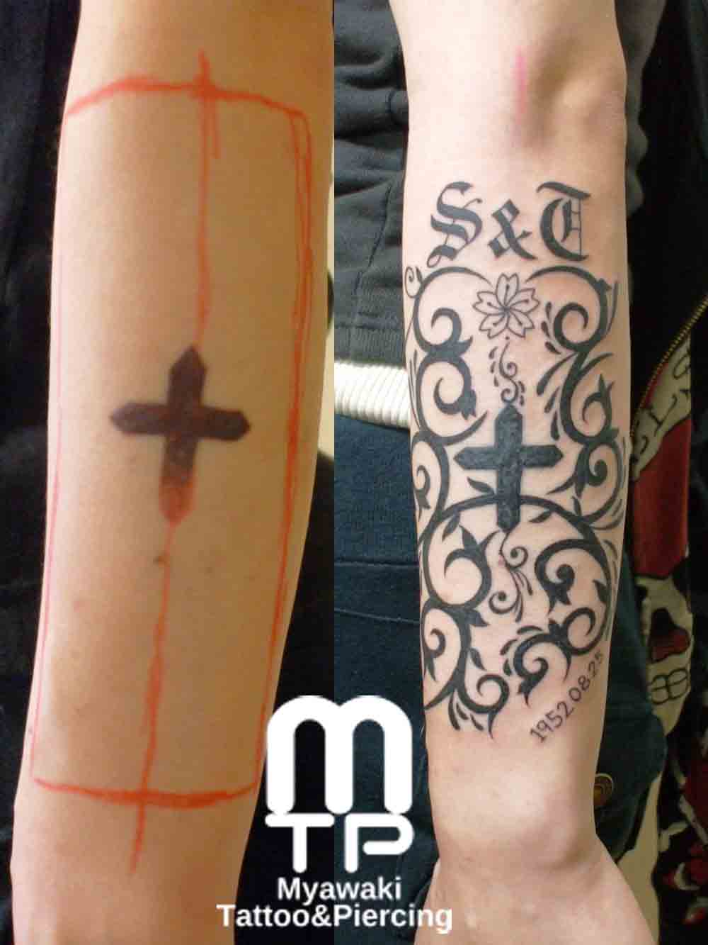 腕のシンプルな十字架のグレードアップタトゥー