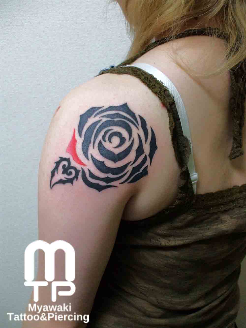 肩にシンプルなシルエットでの薔薇の花のデザイン