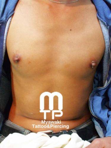 ピアスの部位及び名称：男性ヴァーティカルニップル