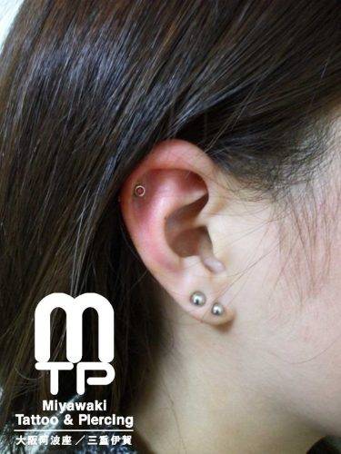 右耳に耳たぶ、軟骨にヘリックスのピアス