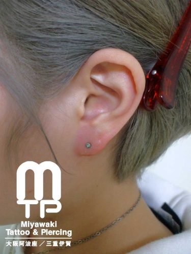 左耳たぶのピアス