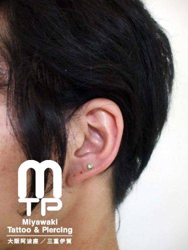 左耳たぶのピアス