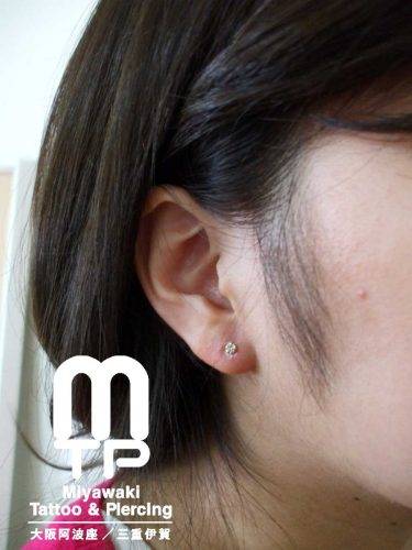 右耳たぶのピアス