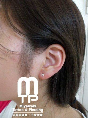 左耳たぶのピアス