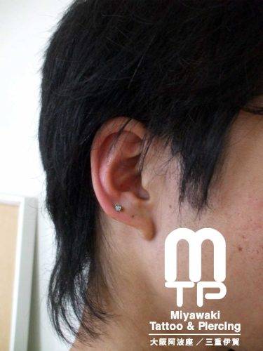 右耳たぶのピアス