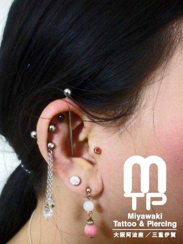 右耳に耳たぶ、軟骨部分はトラガス、縦のインダストリアル、ヴァーティカルインダストリアル、アウターコンク、ヘリックス、ヘリックスアンテナのピアス