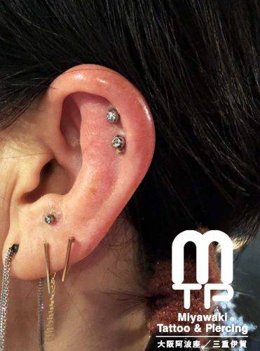 左耳のヘリックスピアスが赤く腫れた状態。