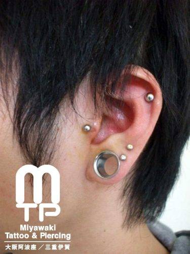 左耳に耳たぶは拡張をしたラージイヤーロブと耳たぶに2個、軟骨はヘリックス、トラガスのピアス