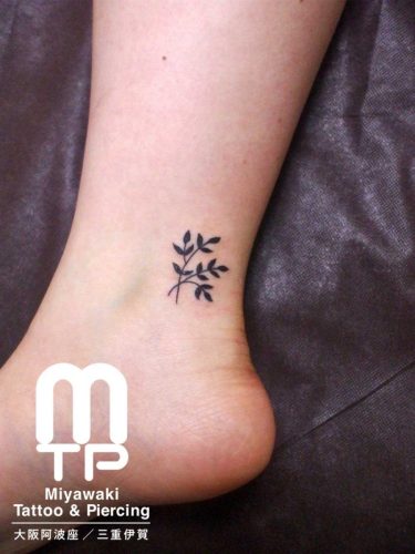 small tattoo ankle plants Tattoo at Awaza Osaka Studio and Iga Mie Studio / 大阪市阿波座、三重県伊賀市のタトゥースタジオで施術した、右足首内側のアキレス腱寄りに黒色で植物のデザインの小さいワンポイントタトゥー