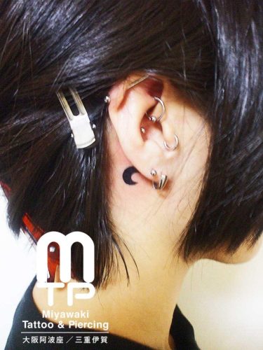 small tattoo ear back crescentmoon Tattoo at Awaza Osaka Studio and Iga Mie Studio / 大阪市阿波座、三重県伊賀市のタトゥースタジオで施術した、右耳後ろ側に黒色で小さい三日月のワンポイントタトゥー