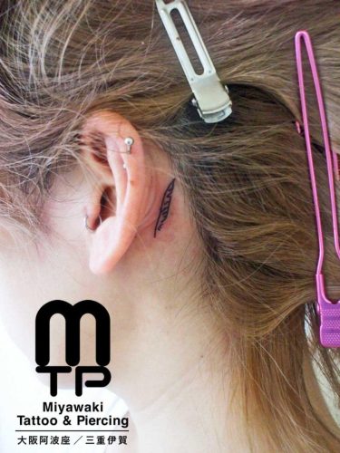 small tattoo era back feather Tattoo at Awaza Osaka Studio and Iga Mie Studio / 大阪市阿波座、三重県伊賀市のタトゥースタジオで施術した、左耳の後ろに黒い細い線でのシンプルな羽根の小さいワンポイントタトゥー