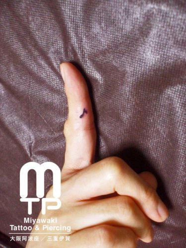 small tattoo finger note Tattoo at Awaza Osaka Studio and Iga Mie Studio / 大阪市阿波座、三重県伊賀市のタトゥースタジオで施術した、左手中指に黒で小さい音符のワンポイントタトゥー