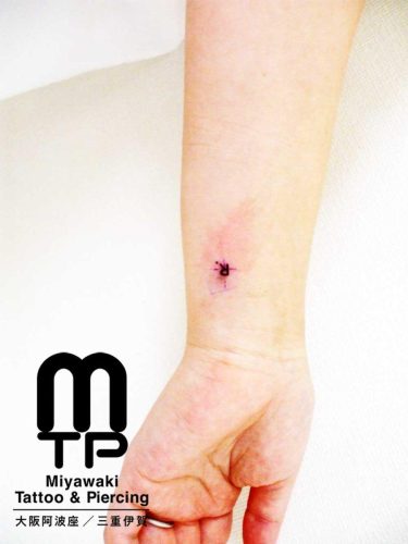 small letters Tattoo at Awaza Osaka Studio and Iga Mie Studio / 大阪市阿波座、三重県伊賀市のタトゥースタジオで施術した、右手首内側に小さい黒色で、英語の大文字でR１文字のワンポイントタトゥー