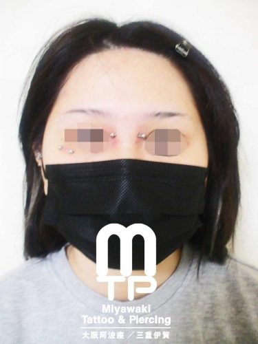 ピアスの部位及び名称　鼻柱にブリッジピアス、右目下にアンチアイブロー