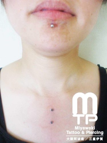 ピアスの部位及び名称　下唇中央にラブレットピアス、胸にサーフェイスジュエリーでのクリベッチピアス