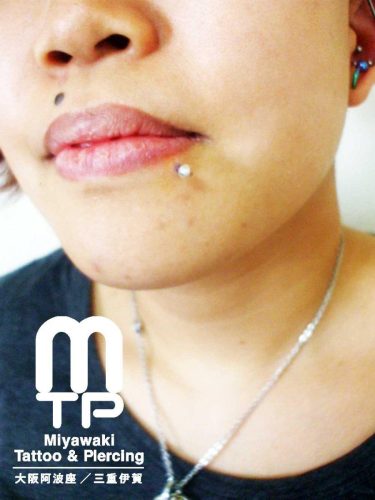 ピアスの部位及び名称　下唇左にリップピアス