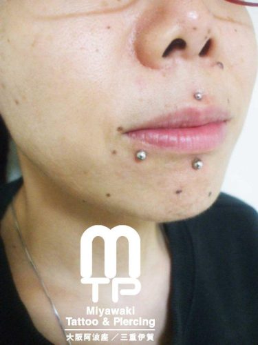 ピアスの部位及び名称　人中のピアスのメデューサ、下唇右側にリップピアス、中央にラブレットピアス