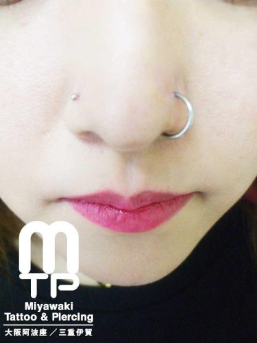 ピアスの部位及び名称　右小鼻にノストリルスクリュージュエリーでのノストリルピアス、左小鼻にリングジュエリーでのノストリルピアス