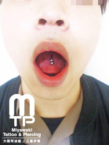 センタータンピアッシング２連のタンリムピアッシング。大阪市阿波座のMiyawaki Tattoo＆Piercing