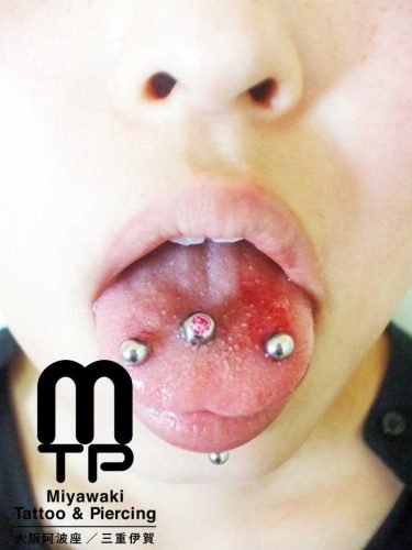 左右にタンリムピアッシングとセンタータンピアッシング。大阪市阿波座、三重県伊賀市のMiyawaki Tattoo＆Piercing