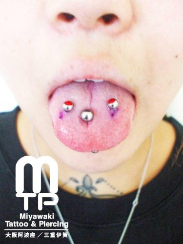 センタータンピアッシングと左右に1個づづのタンリムピアッシング。三重県伊賀市　みやわきタトゥー＆ピアッシンッグ