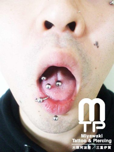 舌右側に2連でのタンリムピアッシング。1つのセンタータンピアッシング。大阪市阿波座　Miyawaki Tattoo＆Piercing