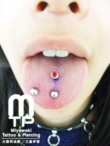 センタータンピアッシング2連、右側にタンピアッシング。三重県伊賀市のMiyawaki Tattoo＆Piercing