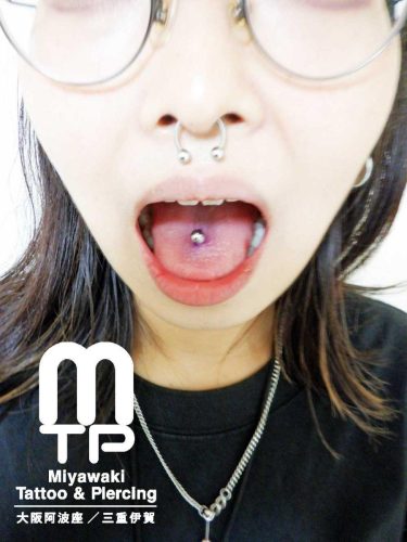舌中央にセンタータンピアッシング。三重県伊賀市のMiyawaki Tattoo＆Piercing