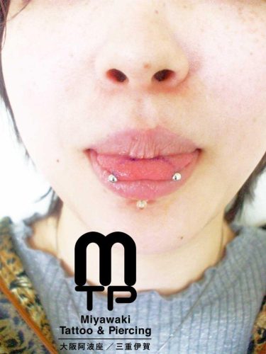 舌先を左右横に貫通するホリゾンタルピアッシング別名「スネークアイ」三重県伊賀市　みやわきタトゥー＆ピアッシンッグ